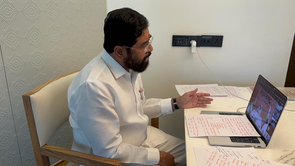 राज्यातील आरोग्य परिस्थितीबाबत आज नवी दिल्ली येथून दुरदृश्यप्रणालीद्वारे बैठक घेऊन मुख्य सचिव आणि राज्यातील सर्व जिल्हाधिकाऱ्यांशी संवाद साधून आरोग्य व्यवस्थेचा आढावा घेतला.