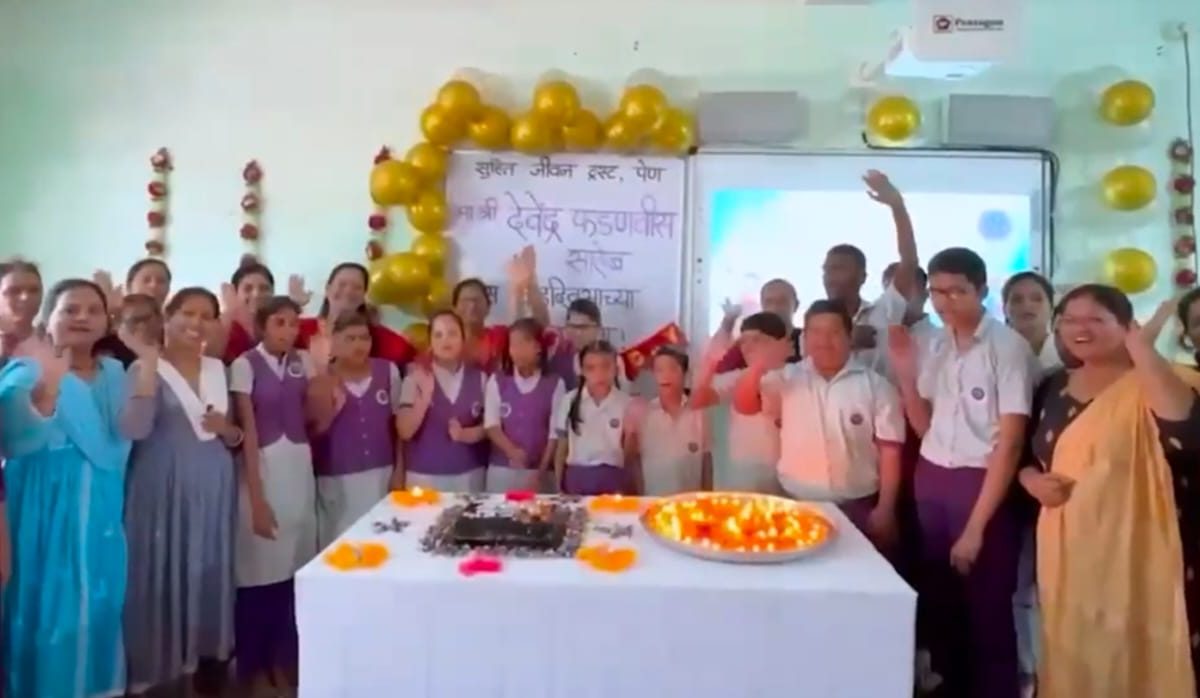 पेणच्या दिव्यांग विद्यार्थ्यांनी साजरा केला देवेंद्र फडणवीसांचा वाढदिवस विद्यार्थ्यांनी संवादही साधला ; देशभरातून शुभेच्छांसाठी फोन