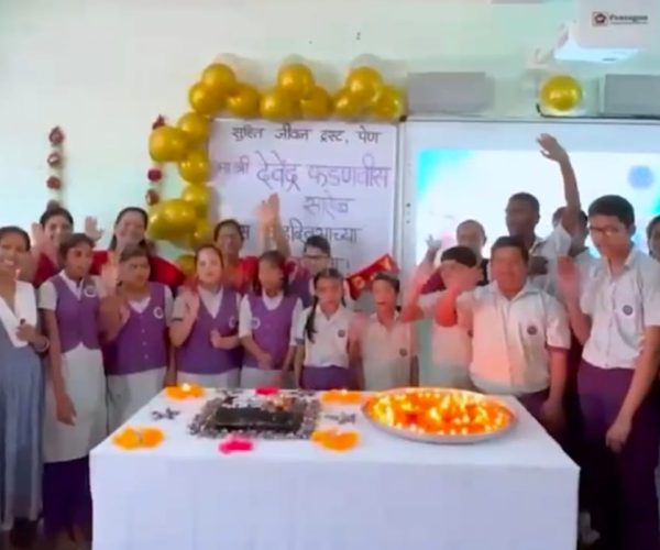 पेणच्या दिव्यांग विद्यार्थ्यांनी साजरा केला देवेंद्र फडणवीसांचा वाढदिवस विद्यार्थ्यांनी संवादही साधला ; देशभरातून शुभेच्छांसाठी फोन